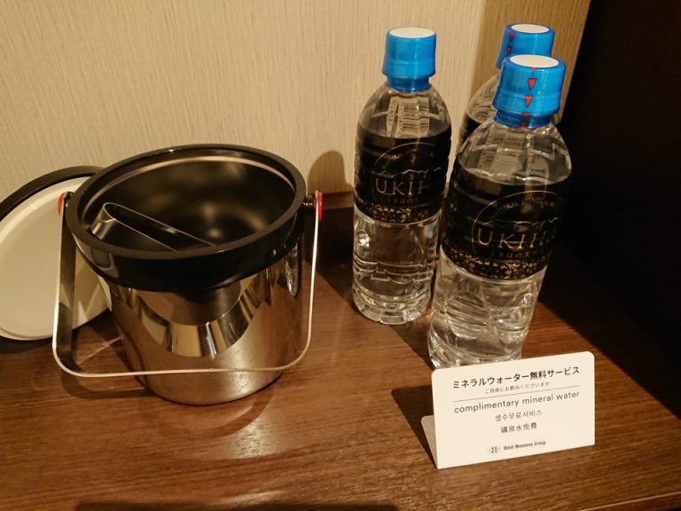 アイスペールとミネラルウォーター