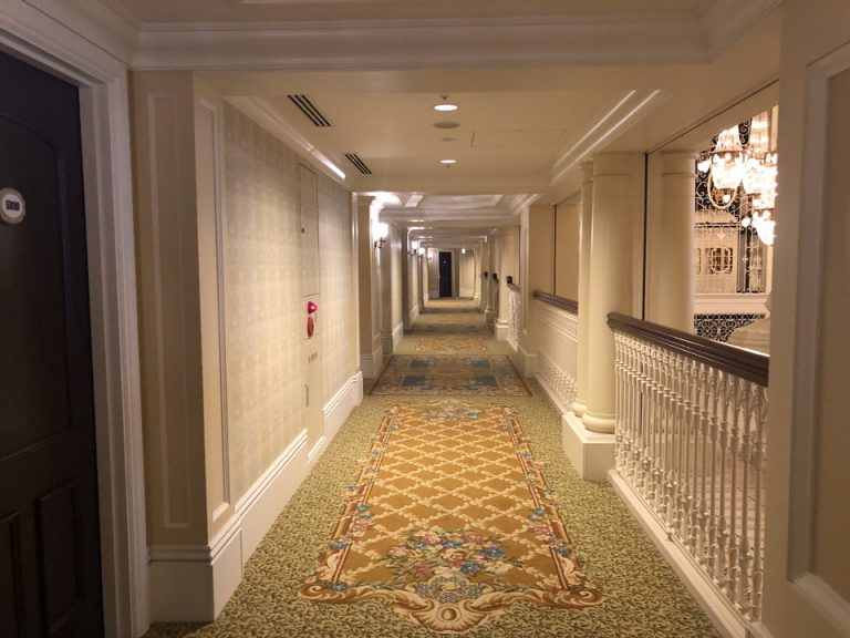 吹き抜けに面している部屋