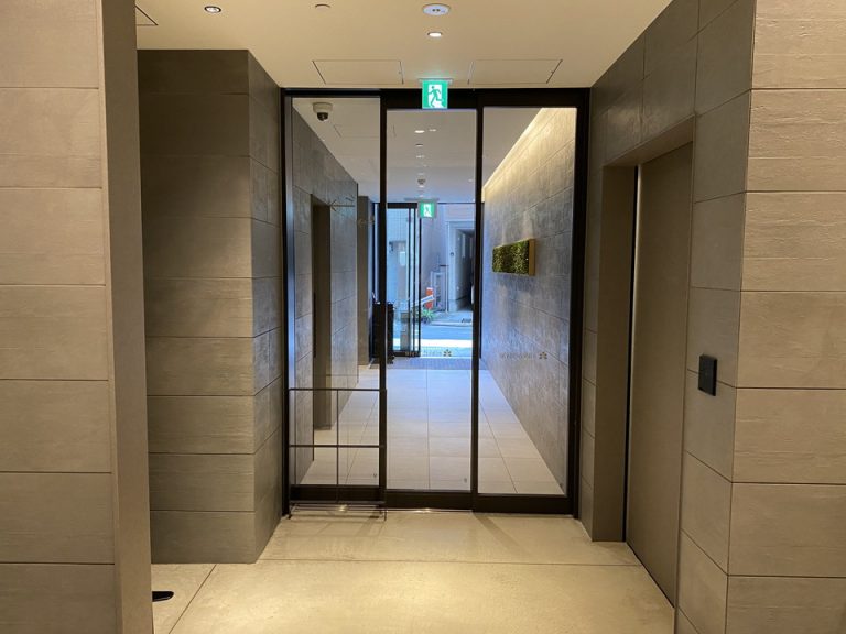 ホテル脇にあるサブエントランスです。