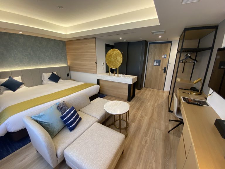 オシャレなインテリアが施された客室