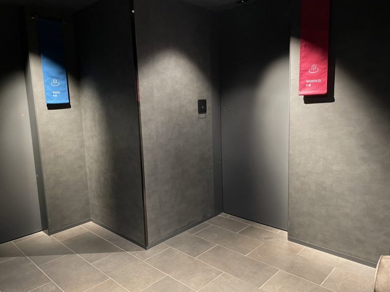 地下大浴場入り口(カードキーをかざしたらドアが開く)