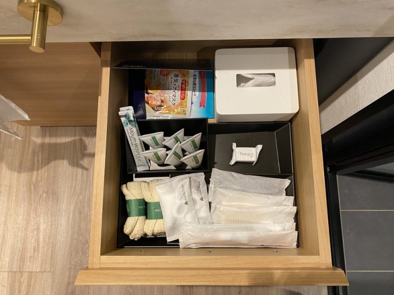 アメニティです。疲れた目に嬉しい、ほっとアイマスクなども入っています。