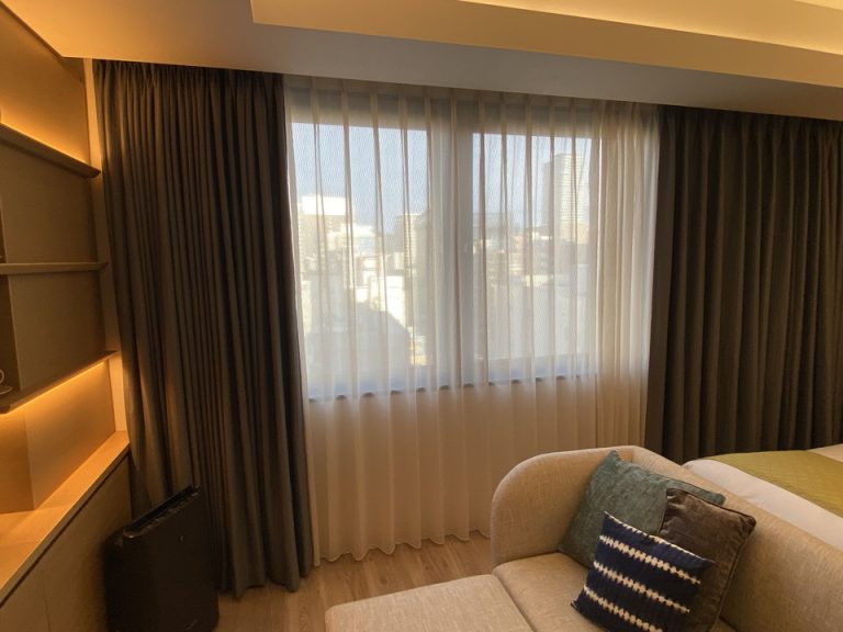 部屋には広めの窓が付いているので、自然光でも明るいです。