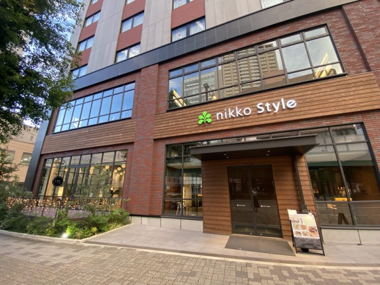 ホテルのメインエントランスです。レストランを通り抜けて、チェックインカウンターへと向かいます。