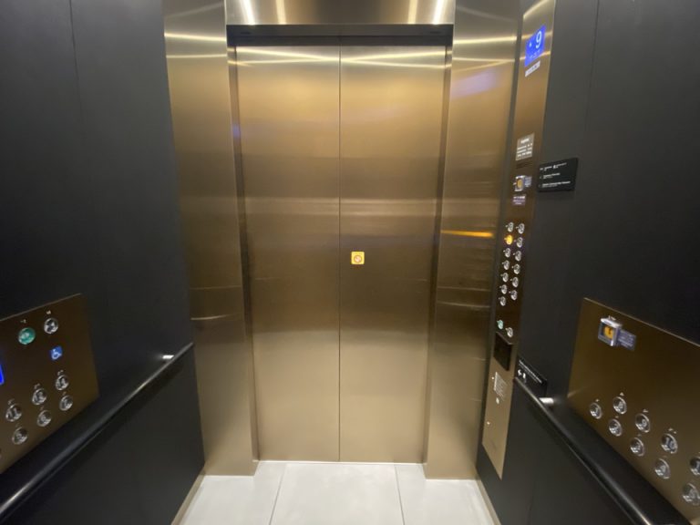 左右それぞれと前側にボタンがあります。