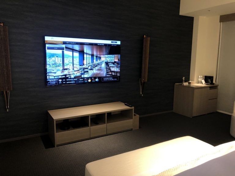 ベッド方向からTV