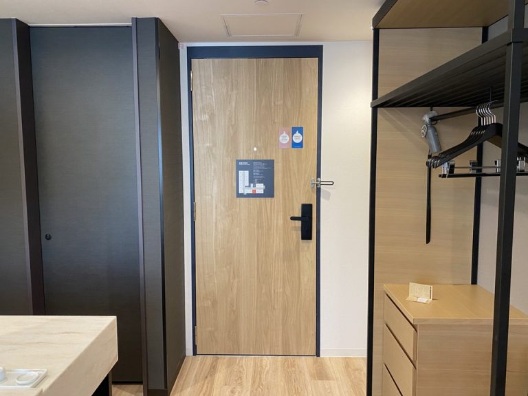 部屋内部のドアには、「掃除してください」「起こさないでください」のマグネットプレートと、フロアマップが貼られています。