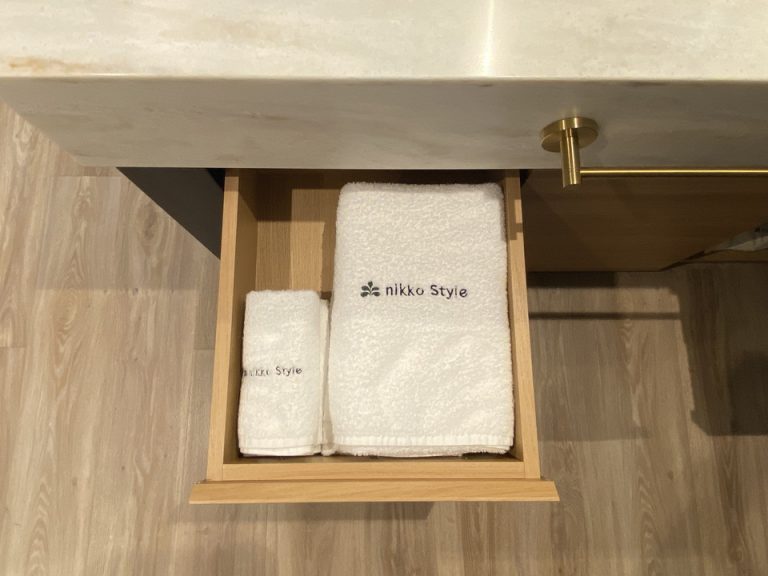 タオルは必要最低限の枚数が洗面台下の棚に収められています。