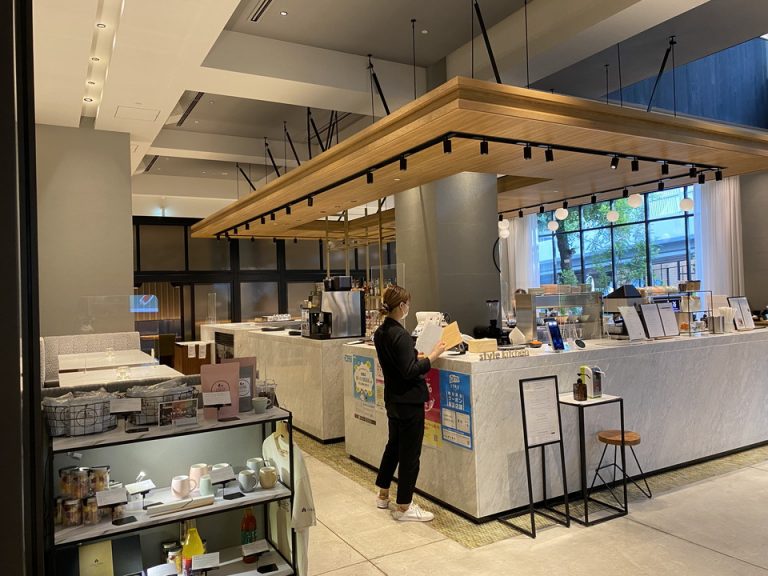 ホテルのオールデイダイニングです。一部スペースに、所狭しとホテルオリジナルグッズを中心に並べられています。