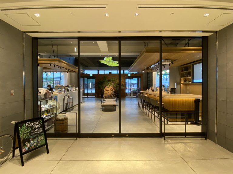 ホテルレストランとショップが併設された所がフロントデスクの背後にあります。