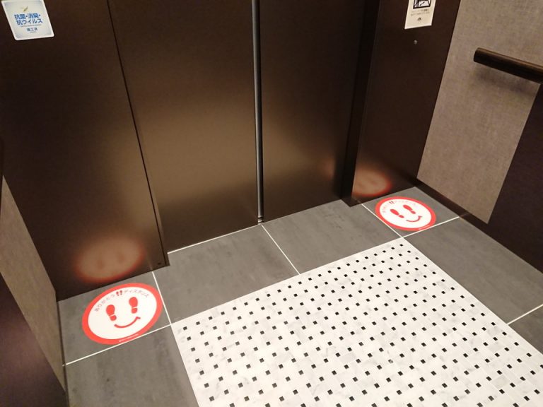 エレベーター内観