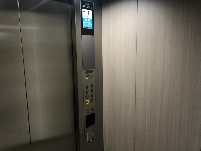 エレベーター内観