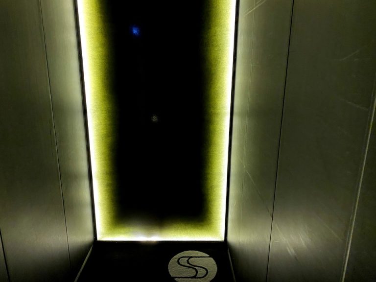 エレベーター内観