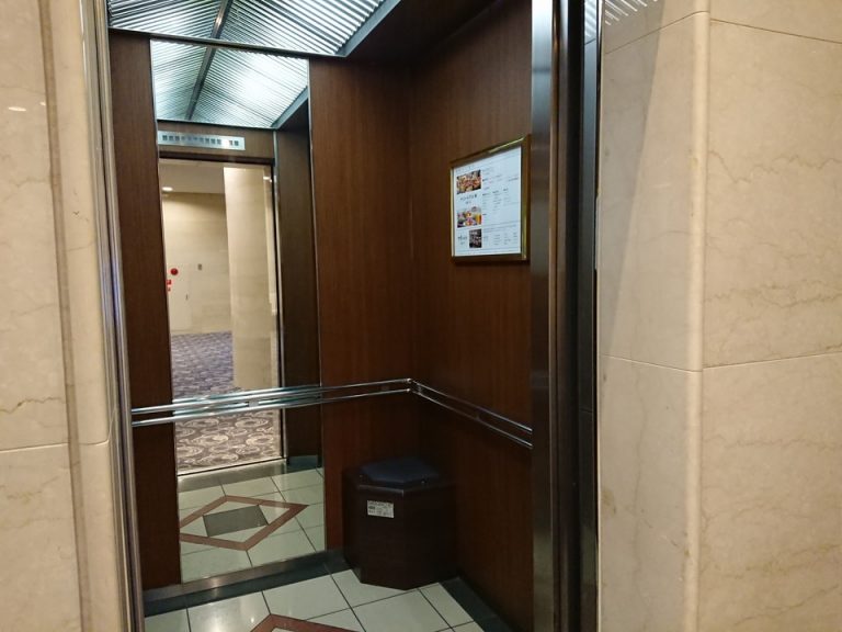 エレベーター内観