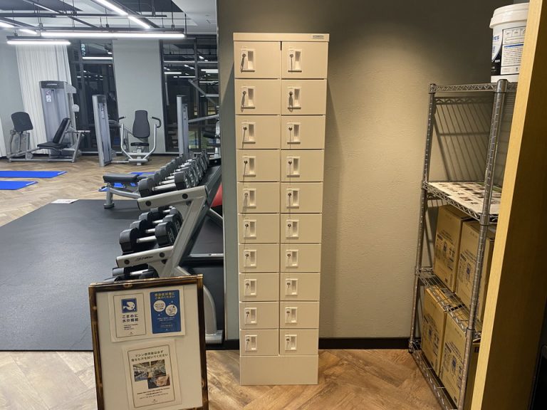 鍵付きの貴重品ロッカーがあります。