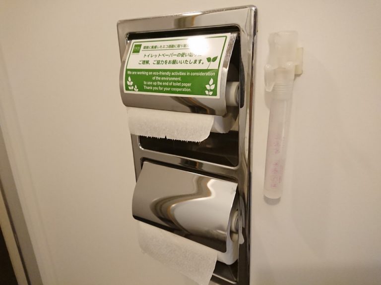 トイレットペーパー横に消臭スプレー