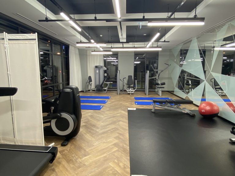 たくさんの種類のマシンがある、広々としたフィットネスジム。