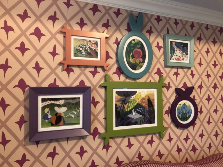 壁にはアリスの絵