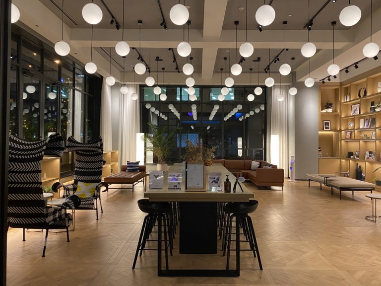 落ち着いた夜のコミューナルラウンジ。ワークショップが開催されることもあるそう。