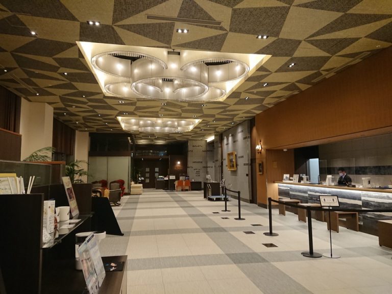 ロビー全体(レストラン方向)