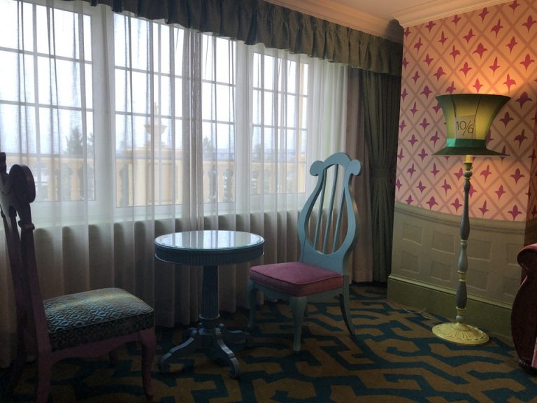 ベッドから見た窓際