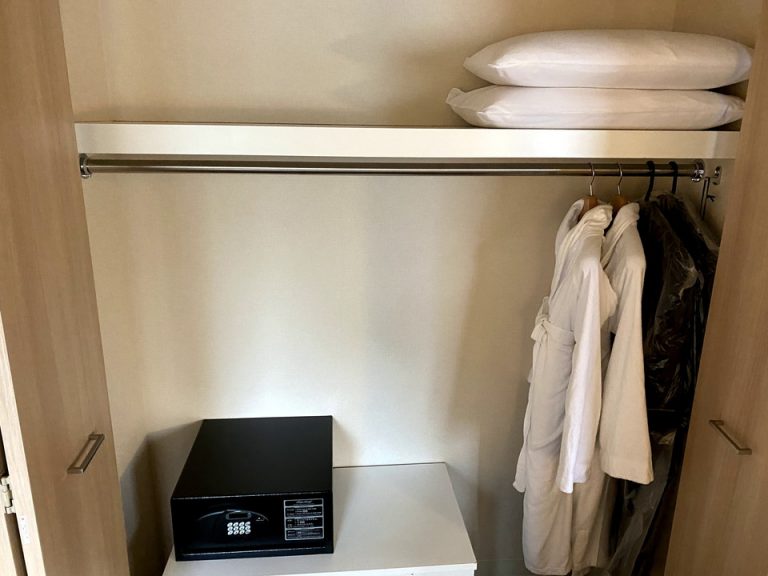 クローゼット外観2(開けた状態)