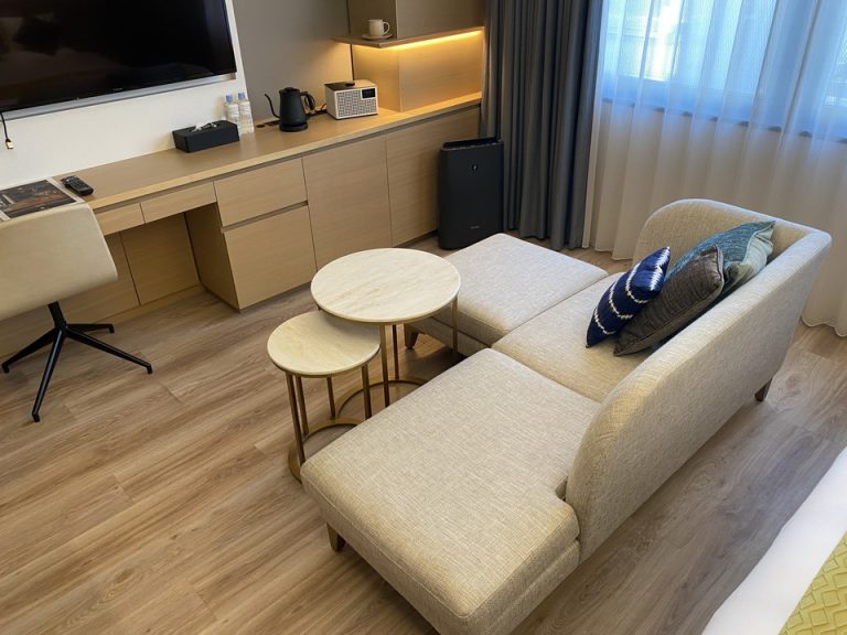 大人1人が寝られるくらいの広さのソファ