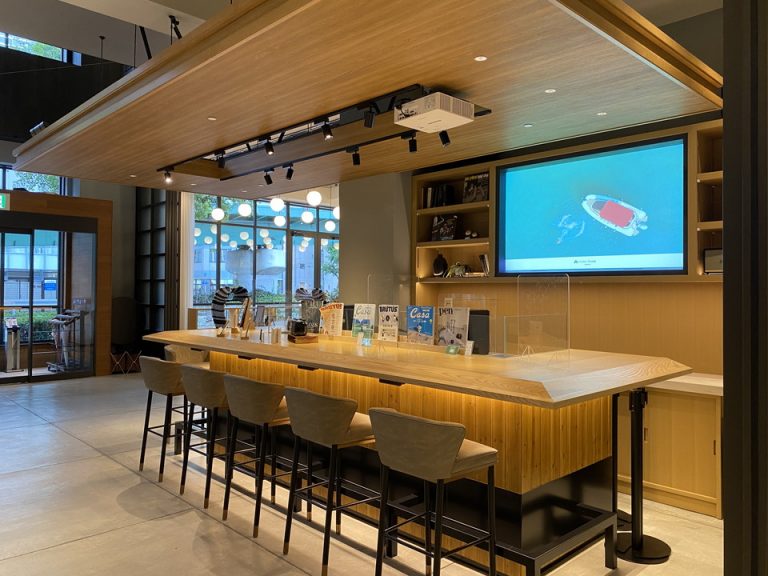 木々の温もりを感じるカフェカウンターです。