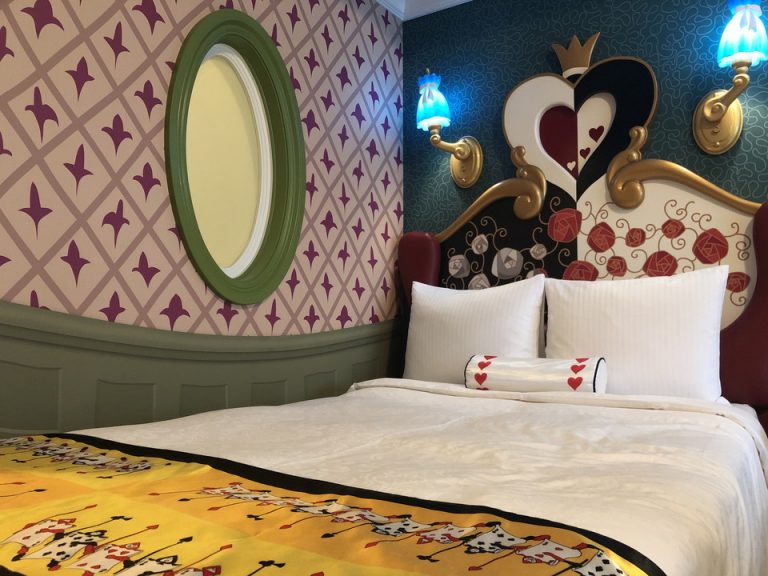 少し小さめのベッド