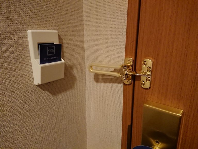 ドア横の照明スイッチ