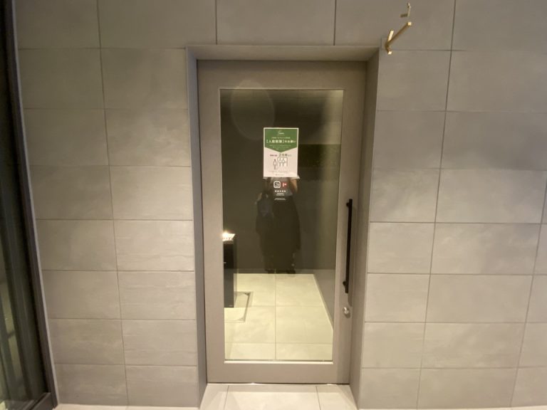 サブエントランスの通路には喫煙ルームがあります。