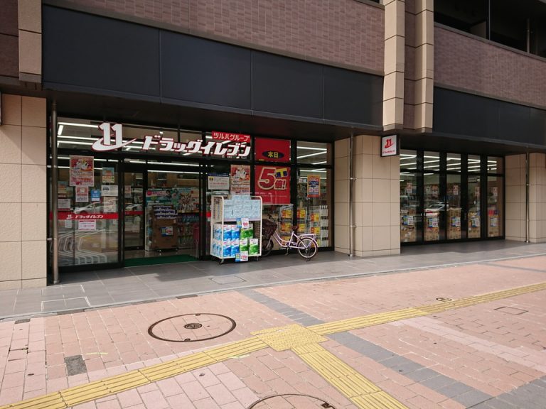 ホテル道路渡った向かいにドラッグストア
