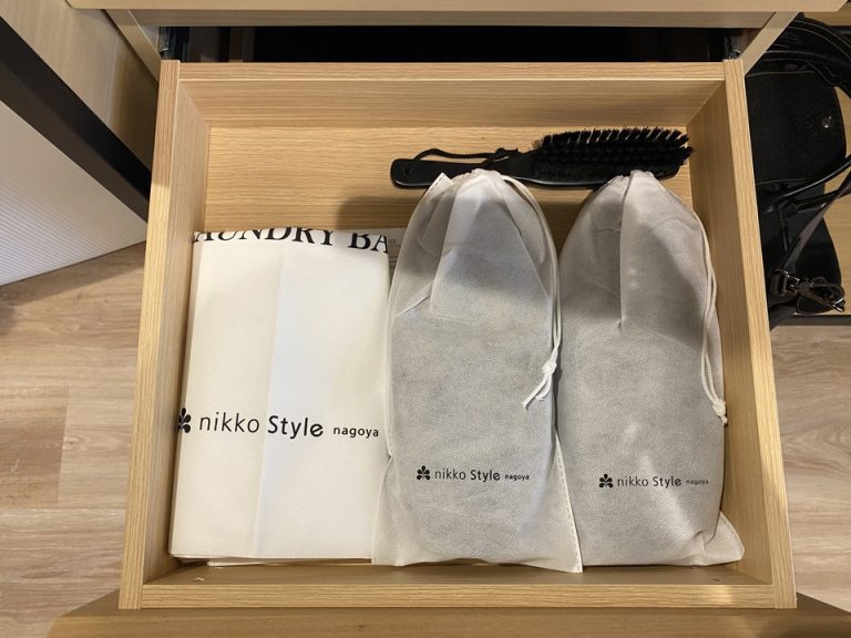 セキュリティボックスの上の棚にはスリッパとランドリーバッグが入っています。