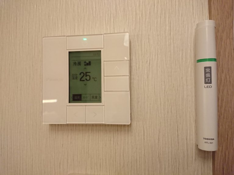エアコンコントローラーと非常灯