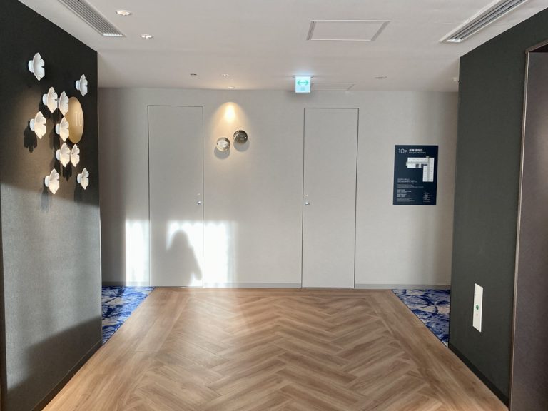 客室廊下は左右に分かれています。