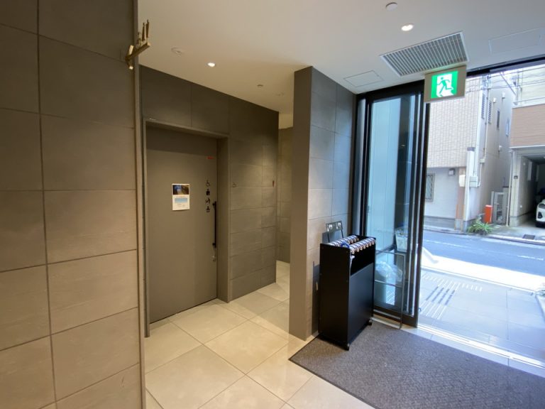 サブエントランスを入ってすぐにトイレと鍵付きの傘置き場があります。