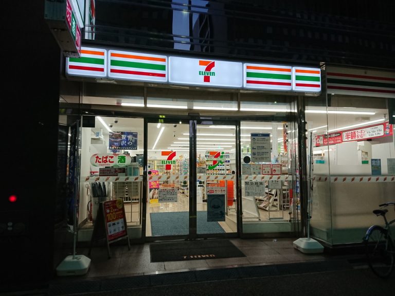 ホテル隣りにセブンイレブン