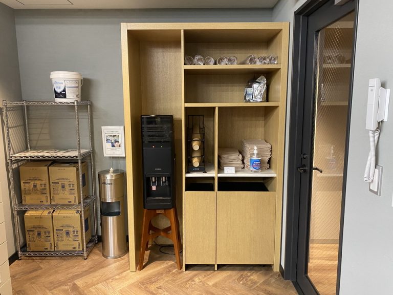 ウォーターサーバーや汗拭き用のタオルが置かれています。