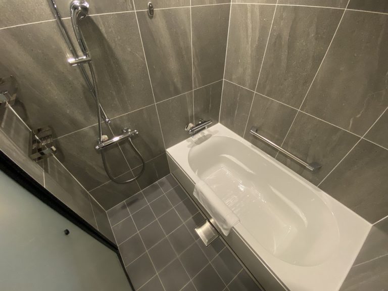 バスタブは大人でも足が伸ばせるくらいのサイズ感