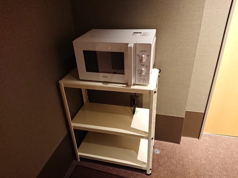 4.5階エレベーターホールに電子レンジ