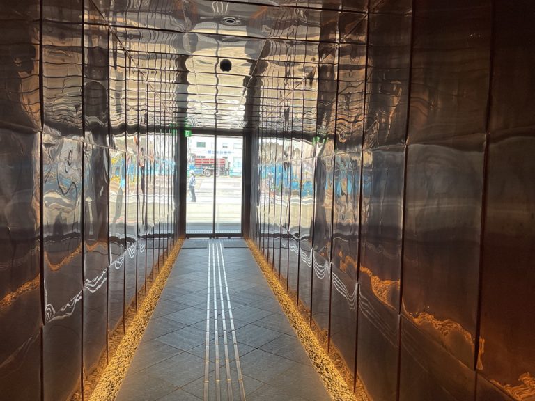 エントランス内観から外