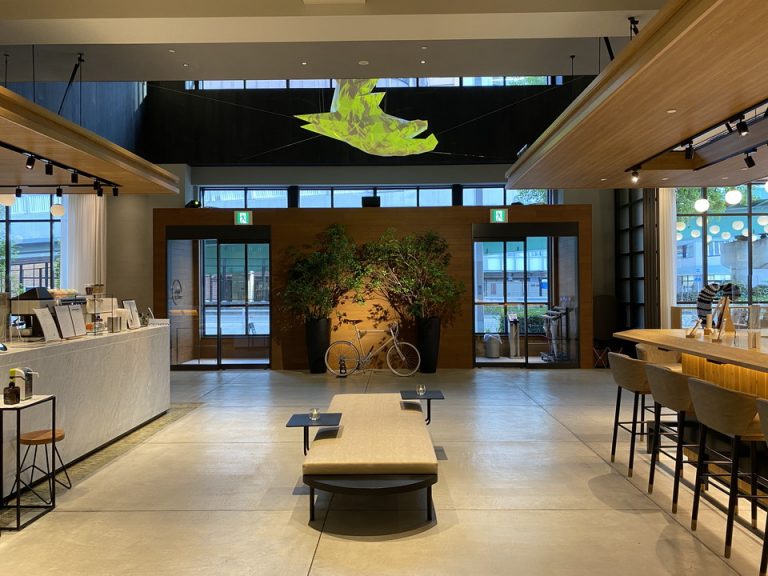 レストランからメインエントランスを撮影しました。左右2箇所のドアからホテル内に入れます。