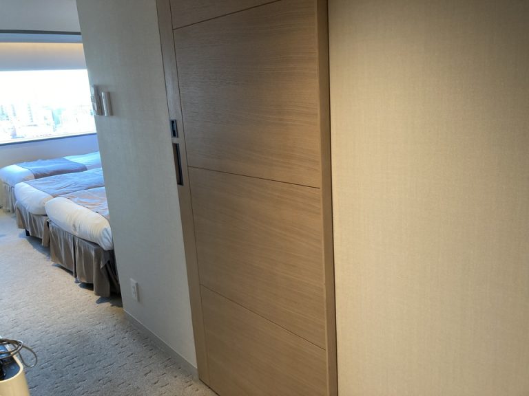 玄関から見た廊下と客室