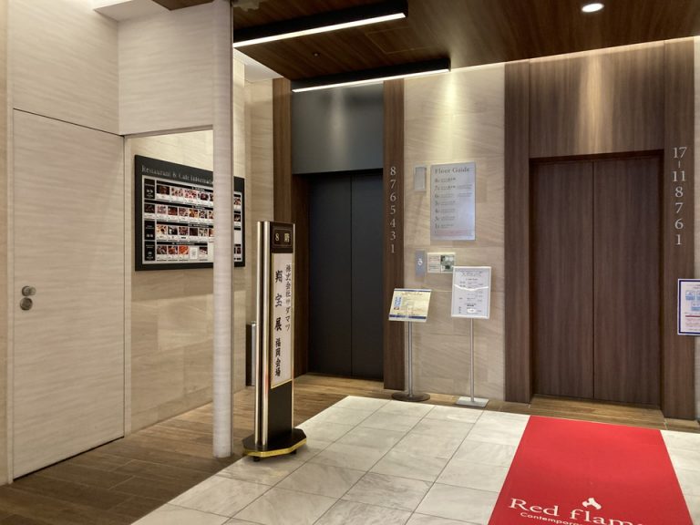 ホテルエントラス階エレベーターホール