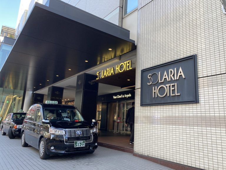 ホテルエントラス前