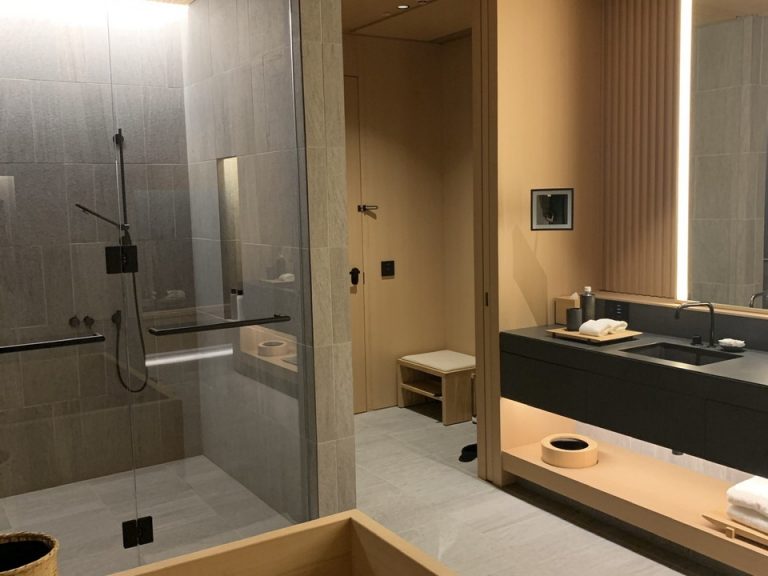 バスルーム内から入口