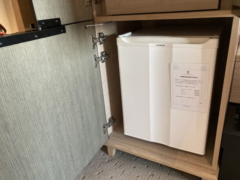 冷蔵庫を閉じた状態