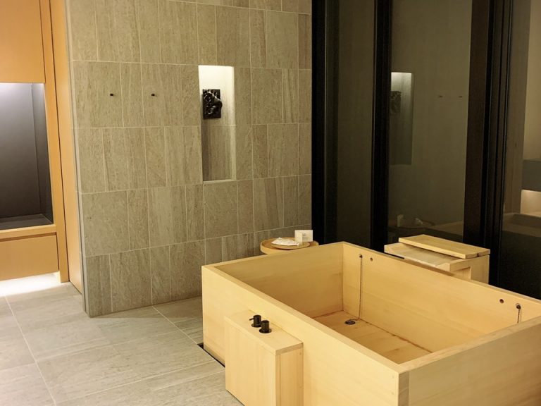 バスルーム入口から