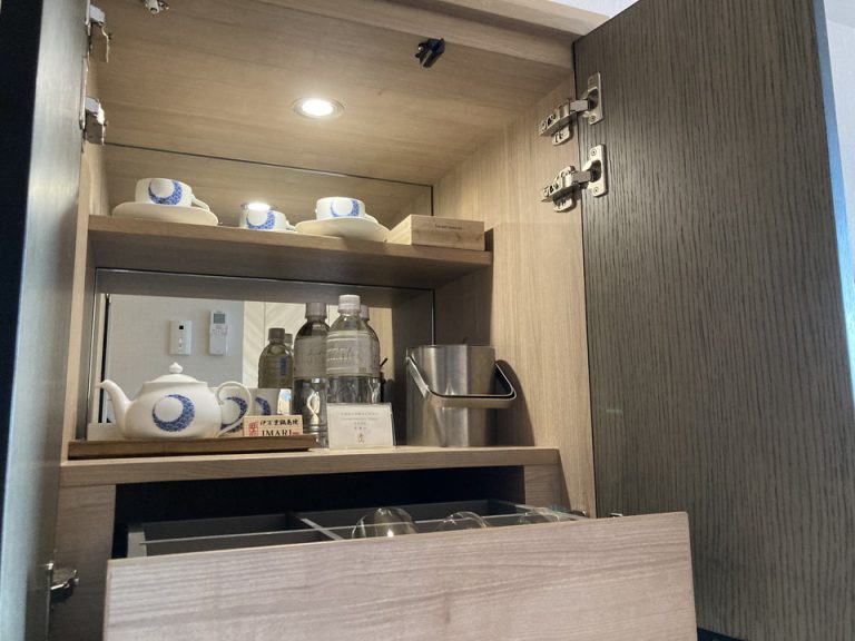 冷蔵庫上のバー