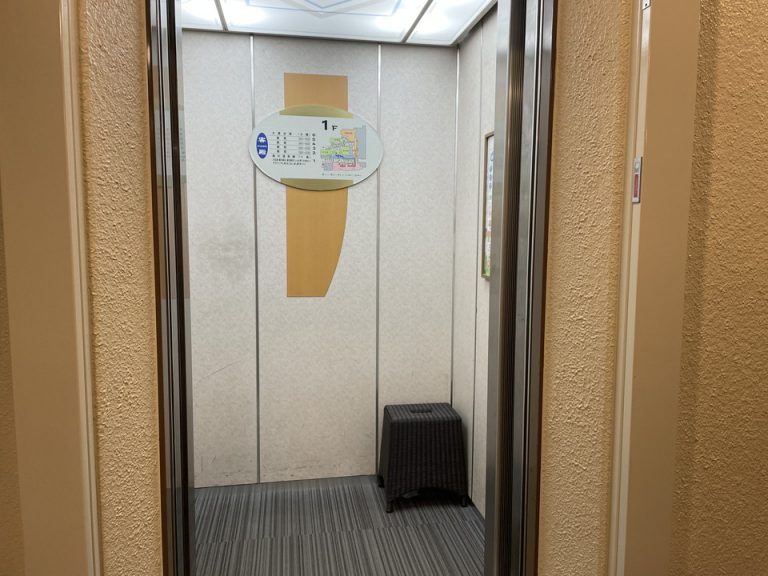 エレベーター内観_全体